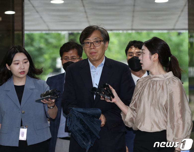 대장동 로비 의혹을 받고 있는 양재식 변호사(전 특검보)가 29일 오전 서울 서초구 서울중앙지방법원에서 열린 구속 전 피의자심문(영장실질심사)에 출석하고 있다. 검찰은 박영수 전 특별검사와 양 변호사가 대장동 민간업자들을 지원하는 대가로 수백억원을 약속 받았다고 보고 있다. 2023.6.29/뉴스1 ⓒ News1 신웅수 기자