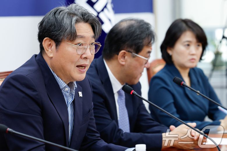 이춘석 더불어민주당 대선특별당규준비위원회 위원장이 9일 오후 서울 여의도 국회에서 열린 1차 회의에 참석해 인사말을 하고 있다. 2025.4.9/뉴스1 ⓒ News1 안은나 기자