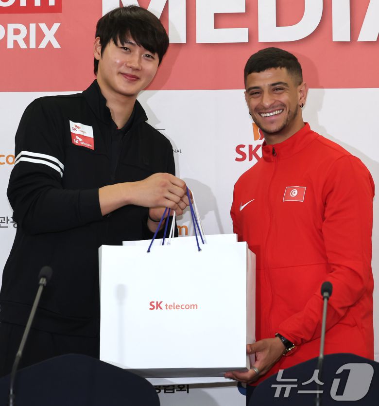 30일 오전 서울 송파구 올림픽파크텔에서 열린 2025 서울 Sk텔레콤 국제그랑프리 펜싱선수권대회 미디어데이에서 오상욱이 파레스 페르자니(튀니지)에게 기념품을 전달하고 있다. 내날 2일부터 4일까지 서울 올림픽공원 펜싱경기장에서 열리는 이번대회에는 오상욱과 구본길, 박상원, 전하영, 최세빈 등 국내 선수를 비롯해 파레스 페르자니 등 세계 정상급 선수들이 참가한다. 2025.4.30/뉴스1 ⓒ News1 장수영 기자