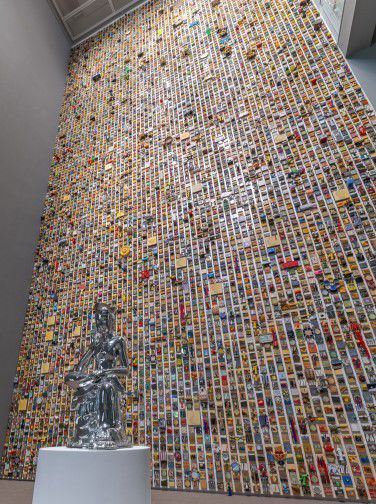 강익중, 삼라만상, 1984-2014, 패널에 혼합재료, 오브제, 콜라주, 동에 크롬 도금, 가변 크기 설치 (반가사유상 92×33×33cm, 패널 50×50×10cm(400)) (국립현대미술관 제공)