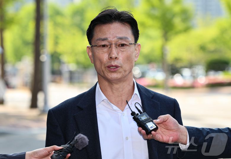 임성근 전 해병대 1사단장이 해병대 채상병 순직사건 외압 의혹 관련 수사 포렌식 참관을 위해 30일 경기 과천 고위공직자범죄수사처(공수처)에 들어서며 취재진 질문에 답하고 있다. 2025.4.30/뉴스1 ⓒ News1 김도우 기자