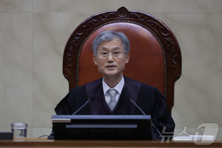 조희대 대법원장이 1일 오후 더불어민주당 이재명 대선 후보의 공직선거법 사건 전원합의체 선고를 위해 서울 서초구 대법원 대법정에 입장해 장내 정돈을 선언하고 있다.2025.5.1/뉴스1 ⓒ News1 사진공동취재단