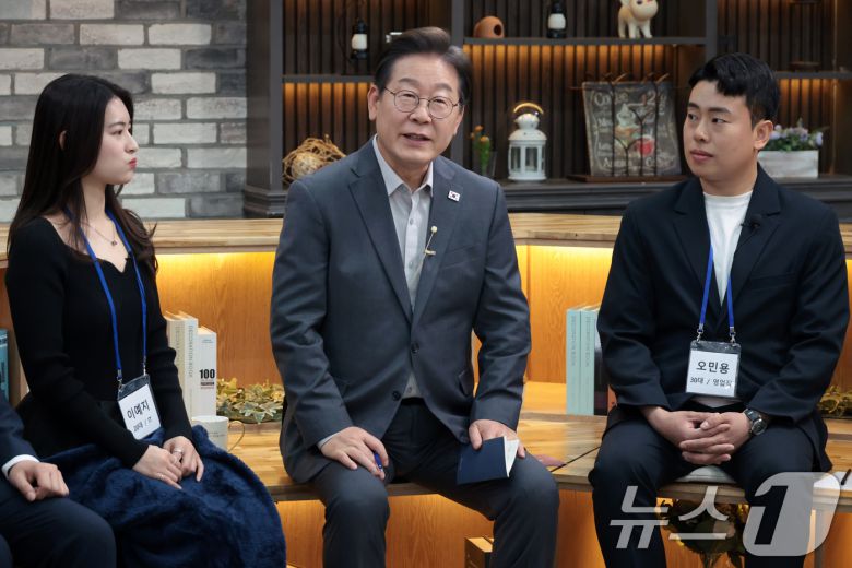 이재명 더불어민주당 대통령 후보가 30일 오후 서울 구로구의 한 스튜디오에서 열린 '슬기로운 퇴근생활' 직장인 간담회에서 참가자들과 직장인의 고충에 대해 이야기를 나누고 있다. 2025.4.30/뉴스1 ⓒ News1 국회사진취재단