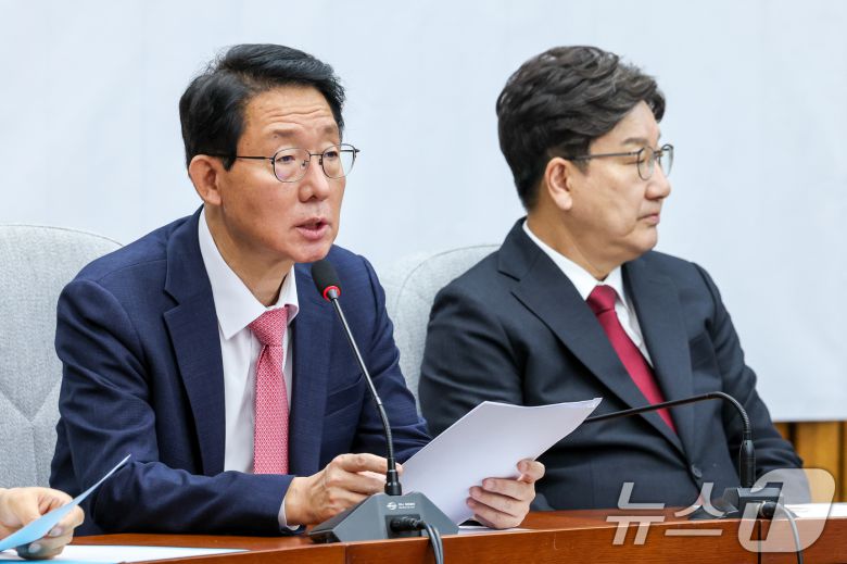 김상훈 국민의힘 정책위의장이 25일 오전 서울 여의도 국회에서 열린 원내대책회의에 참석해 발언하고 있다. 2025.4.25/뉴스1 ⓒ News1 안은나 기자