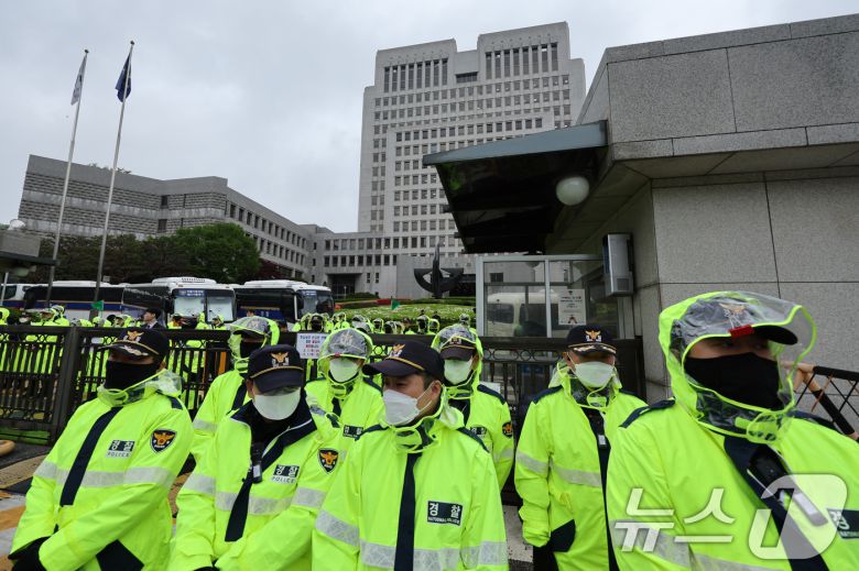 이재명 더불어민주당 대통령 후보의 공직선거법 위반 사건에 대한 판결 선고기일인 1일 서울 서초구 대법원 출입이 통제되고 있다.2025.5.1/뉴스1 ⓒ News1 신웅수 기자