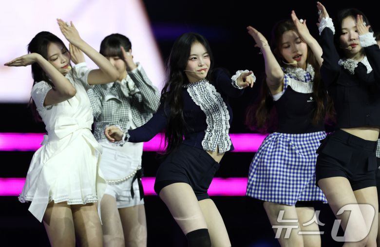 하츠투하츠 이안(가운데)이 30일 서울 마포구 상암 월드컵경기장에서 열린 ‘서울스프링페스타 WONDER SHOW’에 출연해 매혹적인 무대를 선보이고 있다. 2025.4.30/뉴스1 ⓒ News1 권현진 기자