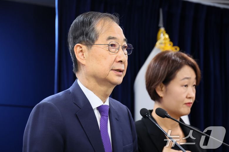 한덕수 대통령 권한대행 국무총리가 1일 서울 종로구 정부서울청사에서 대국민 담화를 하고 있다. (총리실 제공, 재판매 및 DB 금지) 2025.5.1/뉴스1 ⓒ News1 임세영 기자