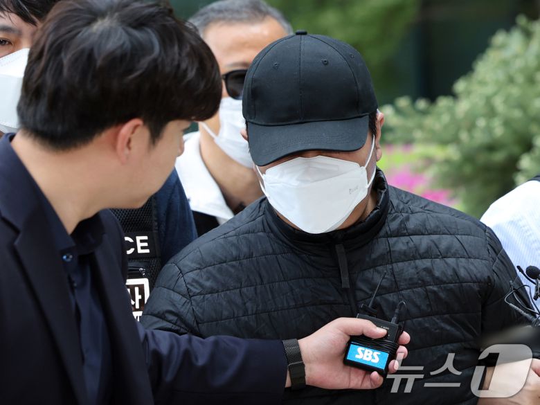 마트에서 흉기를 휘둘러 1명을 살해하고 1명을 다치게 한 30대 남성 A씨가 24일 오전 서울 도봉구 서울북부지법에서 열린 구속 전 피의자 심문(영장실질심사)에 출석하고 있다. 2025.4.24/뉴스1 ⓒ News1 황기선 기자