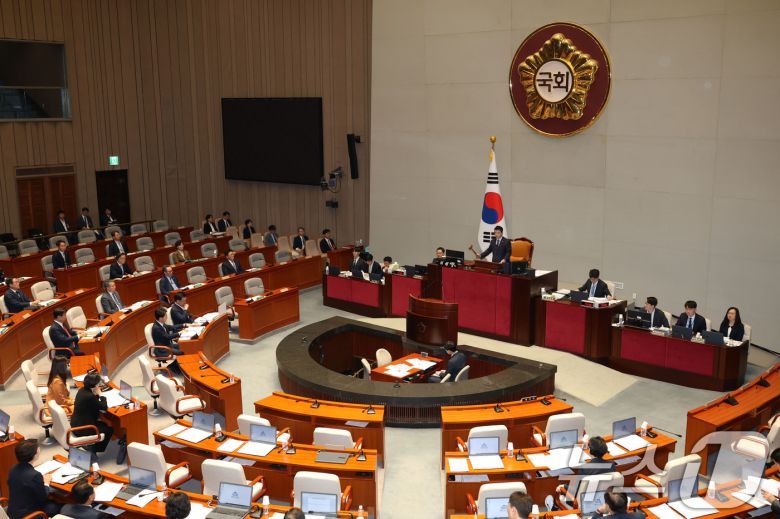 28일 오전 서울 여의도 국회에서 열린 제424회 국회(임시회) 예산결산특별위원회 전체회의에서 박정 위원장이 의사봉을 두드리고 있다. 2025.4.28/뉴스1 ⓒ News1 이광호 기자