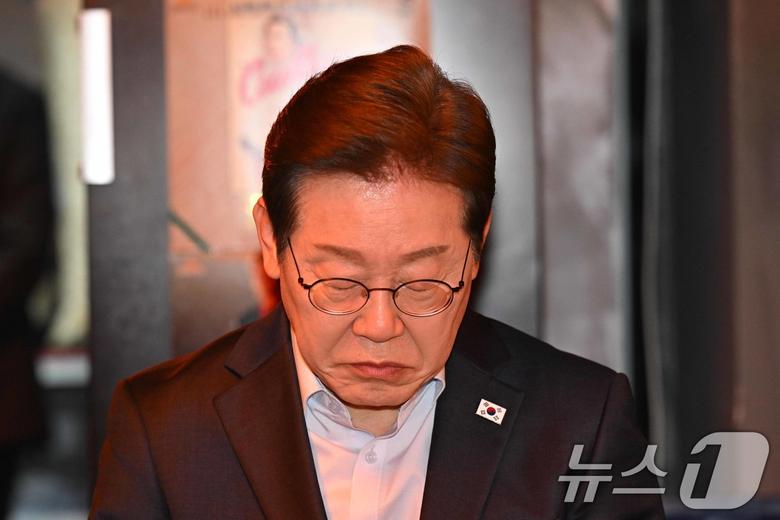 이재명 더불어민주당 대통령 후보가 1일 오후 서울 종로구 한 음식점에서 열린 '민생시리즈2' 비전형 노동자 간담회에서 생각에 잠겨 있다. (공동취재) 2025.5.1/뉴스1 ⓒ News1 이재명 기자