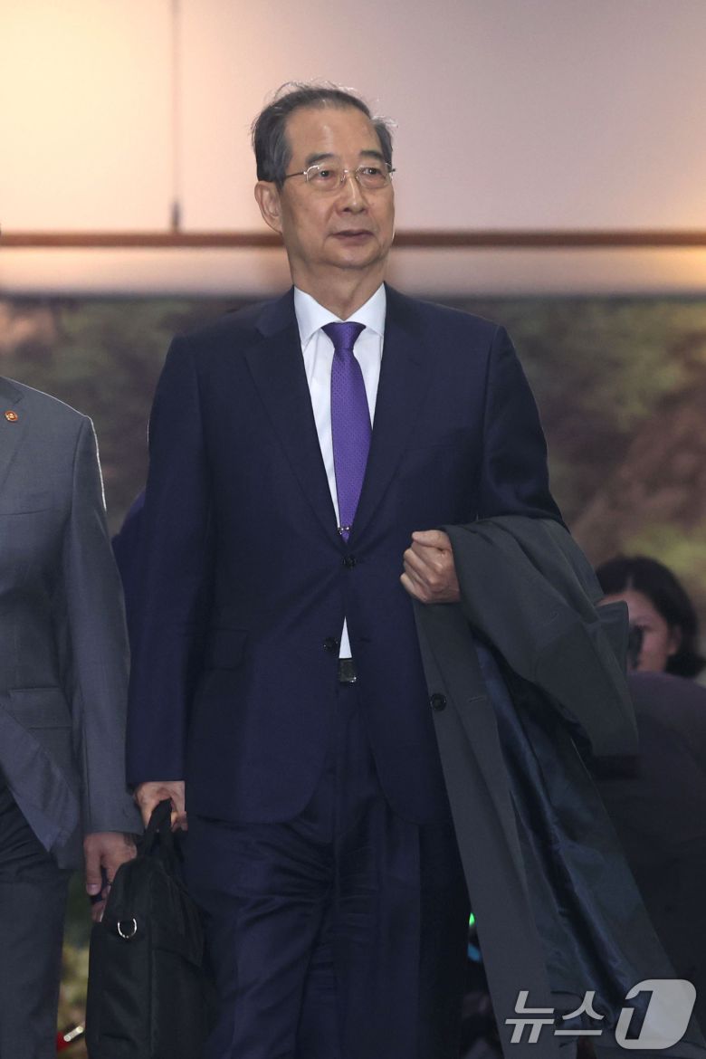 한덕수 대통령 권한대행 국무총리가 1일 오후 서울 종로구 정부서울청사에서 대국민담화를 통해 사퇴를 표명한 뒤 청사를 나서고 있다. (공동취재) 2025.5.1/뉴스1 ⓒ News1 임세영 기자