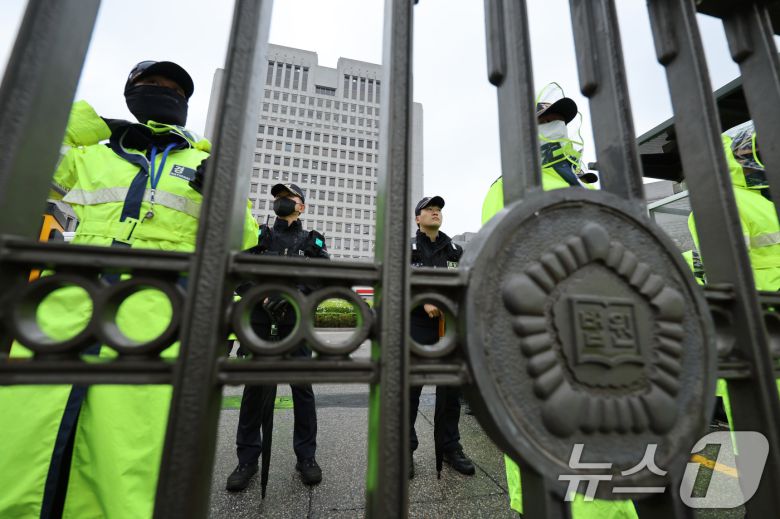이재명 더불어민주당 대통령 후보의 공직선거법 위반 사건에 대한 판결 선고기일인 1일 서울 서초구 대법원 출입이 통제되고 있다2025.5.1/뉴스1 ⓒ News1 신웅수 기자