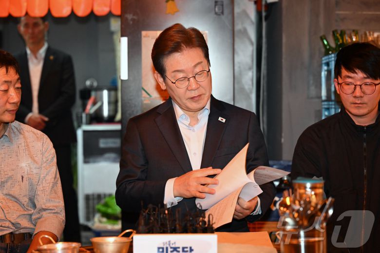 이재명 더불어민주당 대통령 후보가 1일 서울 종로구의 한 음식점에서 열린 비전형 노동자 간담회에 참석해 자료를 살피고 있다. (공동취재) 2025.5.1/뉴스1 ⓒ News1 이재명 기자