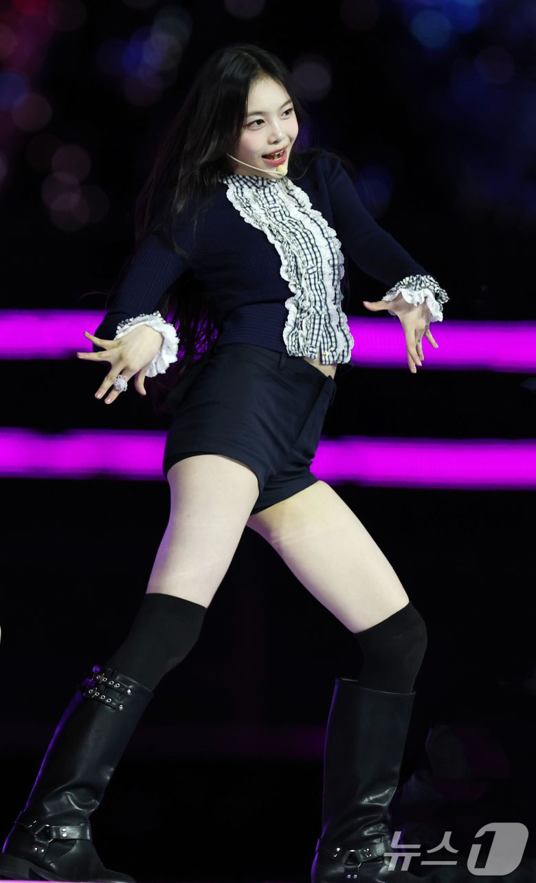 하츠투하츠 이안이 30일 서울 마포구 상암 월드컵경기장에서 열린 ‘서울스프링페스타 WONDER SHOW’에 출연해 화려한 무대를 선보이고 있다. ⓒ News1 권현진 기자