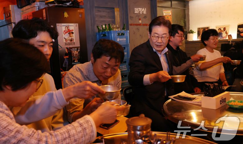 이재명 더불어민주당 대통령 후보가 1일 오후 서울 종로구 역전포장마차 종로종각점에서 열린 '민생시리즈2' 비전형 노동자 간담회에서 음료가 든 잔으로 건배를 하고 있다. (공동취재) 2025.5.1/뉴스1 ⓒ News1 이재명 기자