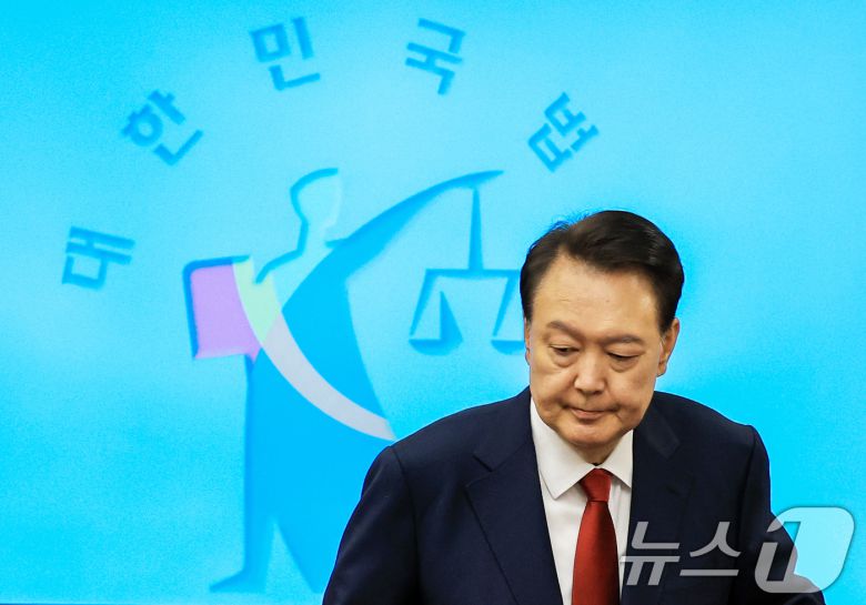 윤석열 전 대통령이 지난달 21일 서초동 서울중앙지법에서 열린 내란 우두머리 혐의에 대한 두 번째 정식 재판에 출석하고 있다./뉴스1 ⓒ News1 사진공동취재단