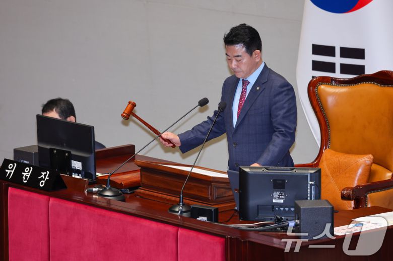 29일 서울 여의도 국회에서 열린 예산결산특별위원회 제424회국회(임시회) 제2차 전체회의에서 박정 위원장이 의사봉을 두드리고 있다. 2025.4.29/뉴스1 ⓒ News1 안은나 기자