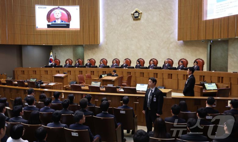 조희대 대법원장을 비롯한 대법관들이 1일 서울 서초구 대법원에서 이재명 더불어민주당 대통령 후보의 공직선거법 위반 사건과 관련한 전원합의체 선고를 위해 대심판정에 착석해 있다. 2025.5.1/뉴스1 ⓒ News1 사진공동취재단