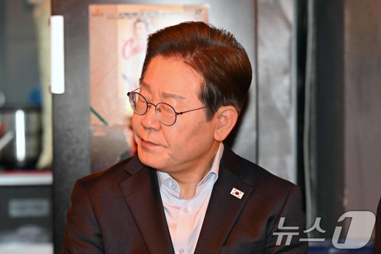 이재명 더불어민주당 대통령 후보가 1일 오후 서울 종로구 한 음식점에서 열린 '민생시리즈2' 비전형 노동자 간담회에서 생각에 잠겨 있다. (공동취재) 2025.5.1/뉴스1 ⓒ News1 이재명 기자