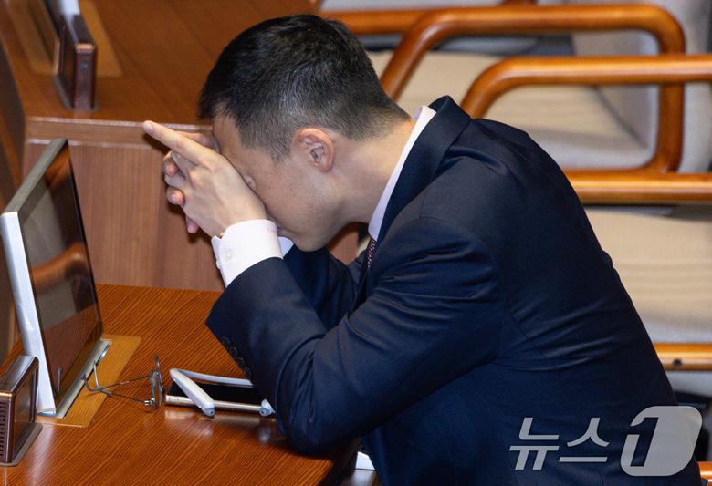 김상욱 국민의힘 의원이 16일 오후 서울 여의도 국회에서 열린 제424회 국회(임시회) 제 4차 본회의에서 생각에 잠겨 있다. 2025.4.16/뉴스1 ⓒ News1 이재명 기자