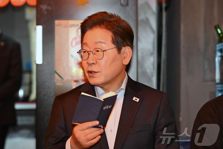 이재명 더불어민주당 대통령 후보가 1일 서울 종로구의 한 음식점에서 열린 비전형 노동자 간담회에 참석해 발언하고 있다. (공동취재) 2025.5.1/뉴스1 ⓒ News1 이재명 기자