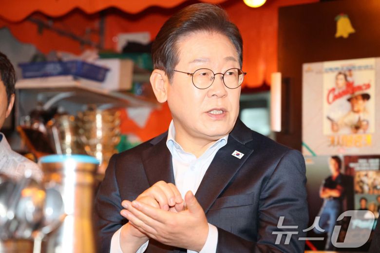 이재명 더불어민주당 대통령 후보가 1일 오후 서울 종로구 역전포장마차 종로종각점에서 열린 '민생시리즈2' 비전형 노동자 간담회에서 발언을 하고 있다. (공동취재) 2025.5.1/뉴스1 ⓒ News1 이재명 기자