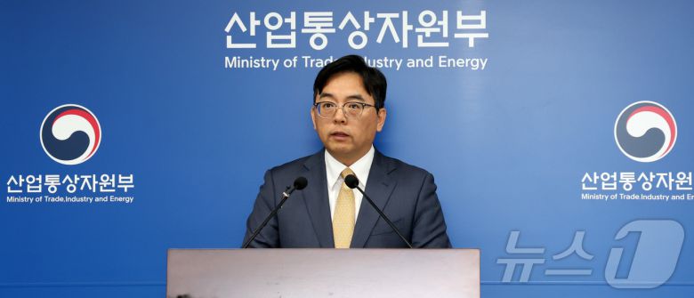 박정성 산업통상자원부 무역투자실장이 1일 세종시 정부세종청사에서 2025년 4월 수출입동향을 발표하고 있다. 4월 수출액은 전년동월대비 3.7% 증가한 582억 달러, 수입액은 2.7% 감소한 533억 달러이고 무역수지는 49억 달러 흑자를 기록하였다고 밠혔다. 2025.5.1/뉴스1 ⓒ News1 김기남 기자
