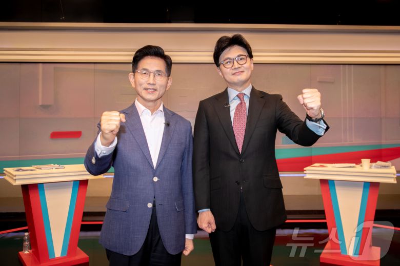 국민의힘 김문수(왼쪽), 한동훈 대선 경선 후보가 30일 오후 서울 중구 TV조선에서 열린 제21대 대통령 후보자 결승 토론회에 앞서 기념촬영을 하고 있다. 2025.4.30/뉴스1 ⓒ News1 국회사진취재단