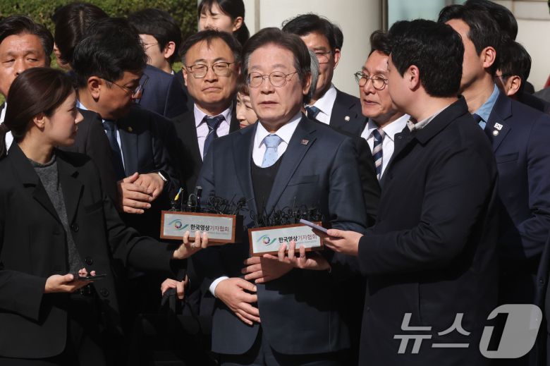 공직선거법 위반 항소심에서 무죄를 선고받은 이재명 더불어민주당 대표가 지난 3월26일 오후 서울 서초구 서울고등법원에서 열린 공직선거법 위반 혐의 2심 선고 공판을 마친 뒤 입장을 밝히고 있는 모습. 2025.3.26/뉴스1 ⓒ News1 사진공동취재단