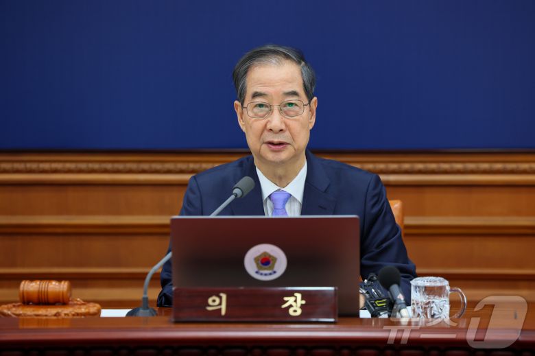 한덕수 대통령 권한대행 국무총리가 지난 달 29일 정부서울청사에서 열린 제19회 국무회의에서 모두발언을 하고 있다. (총리실 제공. 재판매 및 DB 금지) 2025.4.29/뉴스1 ⓒ News1 김성진 기자