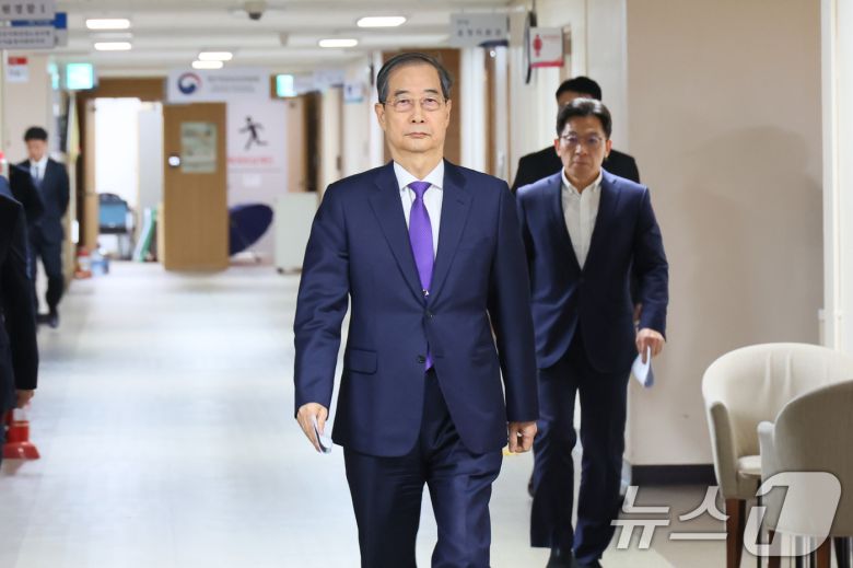 한덕수 대통령 권한대행 국무총리가 1일 서울 종로구 정부서울청사에서 대국민 담화를 하기 위해 이동하고 있다. (총리실 제공, 재판매 및 DB 금지) 2025.5.1/뉴스1 ⓒ News1 임세영 기자