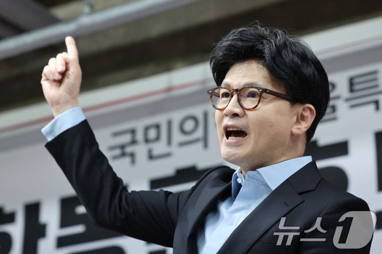 한동훈 국민의힘 대선 경선 후보가 27일 오후 서울 여의도 국민의힘 서울시당에서 열린 국민의힘 서울 광역·기초의원 간담회에서 발언하고 있다. 2025.4.27/뉴스1 ⓒ News1 신웅수 기자