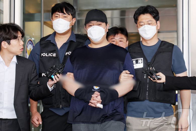 서울 강북구 미아동 마트에서 흉기를 휘둘러 1명을 살해하고 1명을 다치게 한 김성진(32·남)이 1일 오전 서울 강북경찰서에서 검찰로 구속 송치되고 있다. 2025.5.1/뉴스1 ⓒ News1 민경석 기자