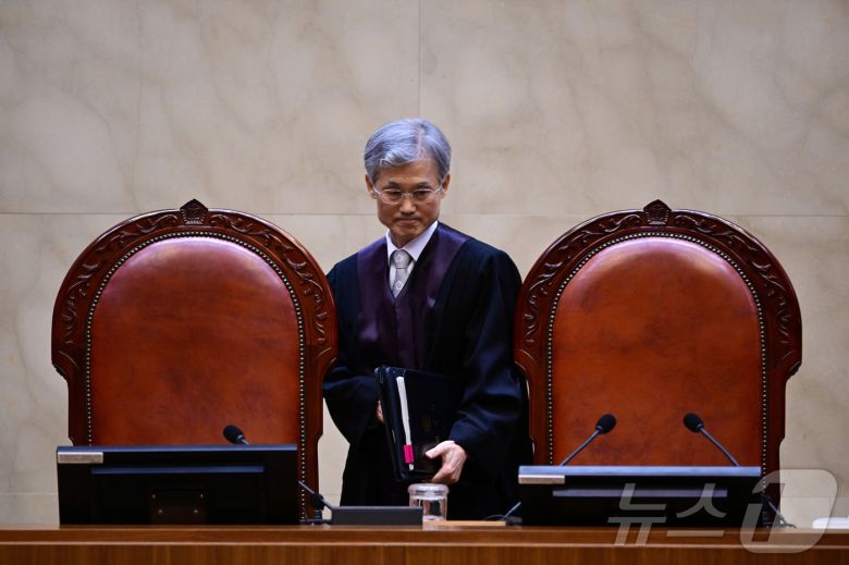 조희대 대법원장이 1일 오후 서울 서초구 대법원에서 이재명 더불어민주당 대통령 후보의 공직선거법 위반 사건 상고심 선고를 위해 입정하고 있다. 2025.5.1/뉴스1 ⓒ News1 사진공동취재단