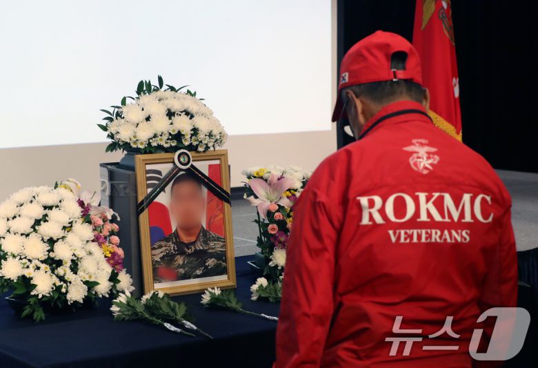 2023년 경북 예천에서 실종자 수색작전 중 사망한 채 해병의 순직 1주기인 지난해 7월 19일 오후 경기 성남시 수정구 밀리토피아 호텔에서 열린 '고 채 해병 순직 1주기 추모식 및 전국 전우 대표단 보고회의'에서 해병대전우회 회원들이 헌화 후 묵념을 하고 있다. 2024.7.19/뉴스1 ⓒ News1 김영운 기자