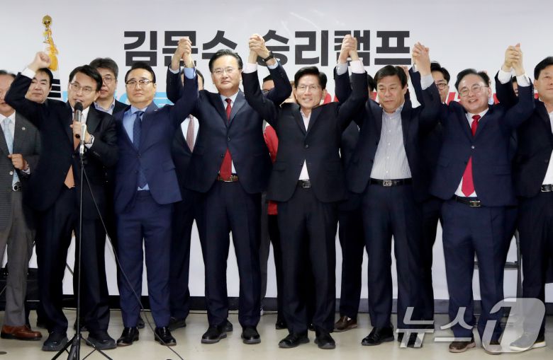 김문수 국민의힘 제21대 대통령 선거 경선 후보가 30일 오전 지지 선언을 위해 서울 여의도 캠프 사무실을 찾은 홍준표 전 대구시장 경선 캠프 소속 의원들과 손을 맞잡고 있다.(김문수 캠프 제공. 재판매 및 DB 금지) 2025.4.30/뉴스1