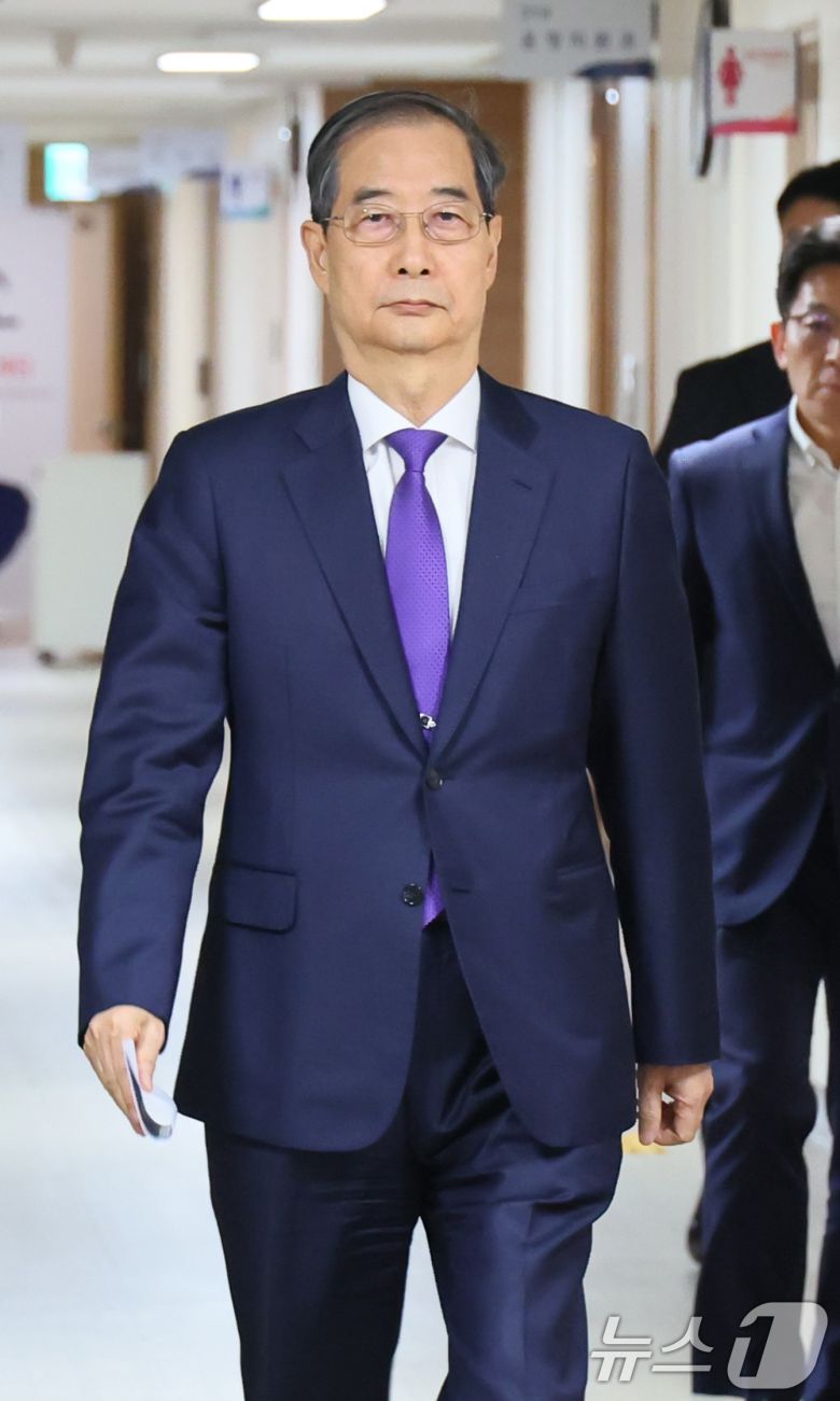 한덕수 대통령 권한대행 국무총리가 1일 서울 종로구 정부서울청사에서 대국민 담화를 하기 위해 이동하고 있다. (총리실 제공, 재판매 및 DB 금지) 2025.5.1/뉴스1 ⓒ News1 임세영 기자