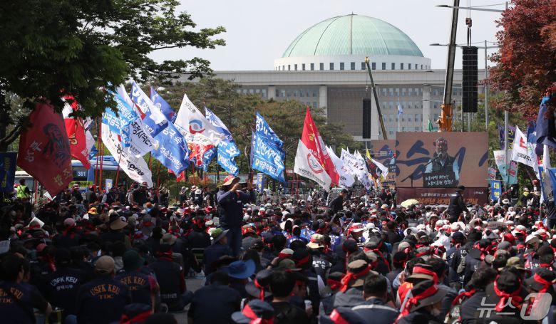 근로자의 날인 1일 서울 여의도 국회 앞에서 열린 '제134주년 세계노동절 기념 한국노총 전국노동자대회'에서 김동명 한국노총 위원장이 발언하고 있다. 2024.5.1/뉴스1 ⓒ News1 이승배 기자