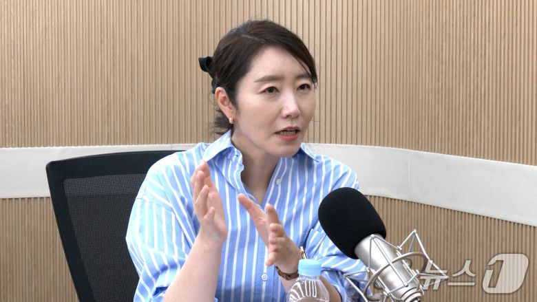 강선우 더불어민주당 의원이 1일 뉴스1TV '팩트앤뷰'에 출연해 질문에 답하고 있다.