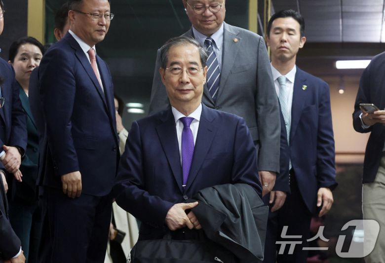 한덕수 대통령 권한대행 국무총리가 1일 오후 서울 종로구 정부서울청사에서 대국민담화를 통해 사퇴를 표명한 뒤 청사를 나서고 있다. (공동취재) 2025.5.1/뉴스1 ⓒ News1 임세영 기자