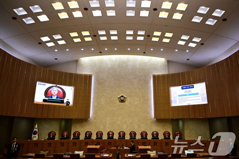 조희대 대법원장을 비롯한 대법관들이 1일 오후 서울 서초구 대법원 대법정에서 이재명 더불어민주당 대선 후보의 공직선거법 위반 사건 상고심 선고를 준비하고 있다. 2025.5.1/뉴스1 ⓒ News1 사진공동취재단