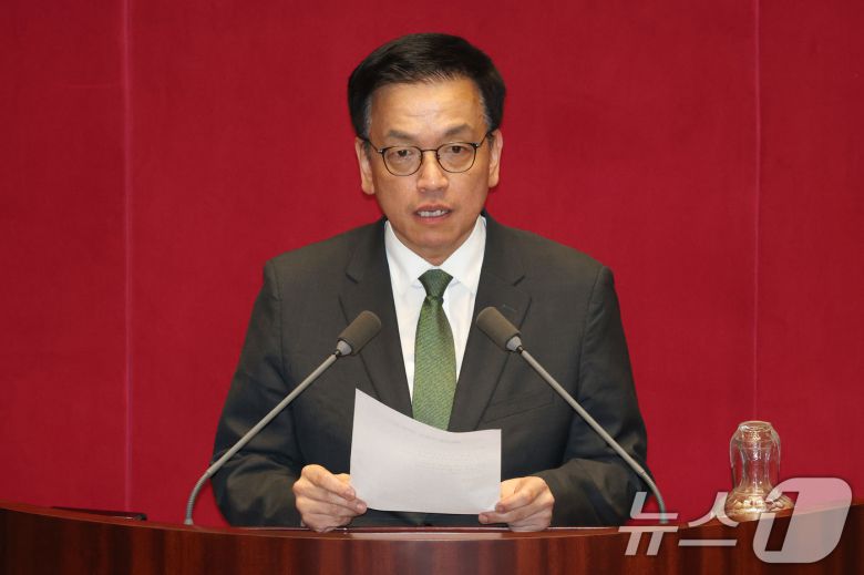 최상목 경제부총리 겸 기획재정부장관이 1일 오후 서울 여의도 국회에서 열린 본회의에서 2025년도 제1회 추가경정예산안이 통과되자 정부측 인사를 하고 있다. 2025.5.1/뉴스1 ⓒ News1 이광호 기자