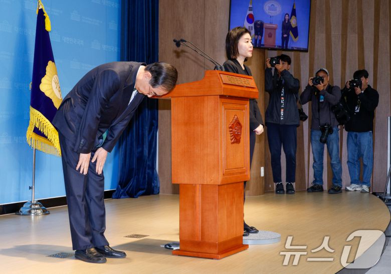 한덕수 전 국무총리가 2일 오전 서울 여의도 국회 소통관에서 '국민께 드리는 약속'을 주제로 제21대 대통령 선거 출마를 선언한 뒤 인사하고 있다. 2025.5.2/뉴스1 ⓒ News1 안은나 기자