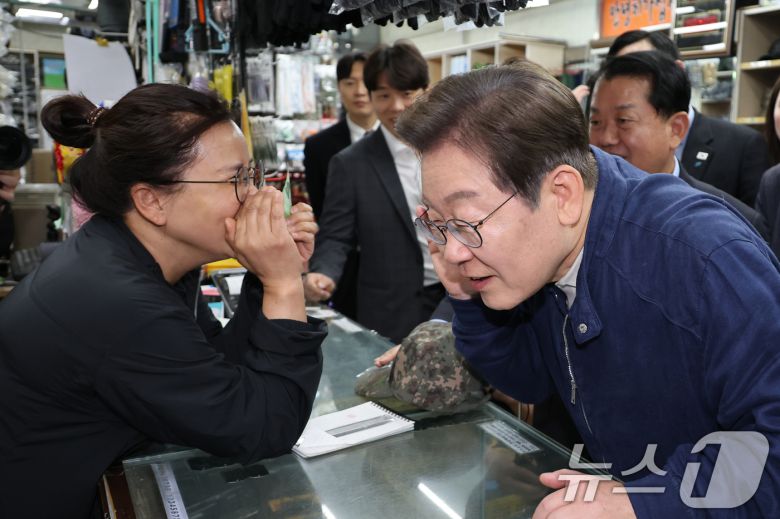 '골목골목 경청투어 : 접경벨트편'에 나선 이재명 더불어민주당 대통령 후보가 2일 오후 강원 화천군 화천공영버스터미널 인근에 위치한 군장점에서 상인과 대화를 하고 있다. (공동취재) 2025.5.2/뉴스1 ⓒ News1 이재명 기자