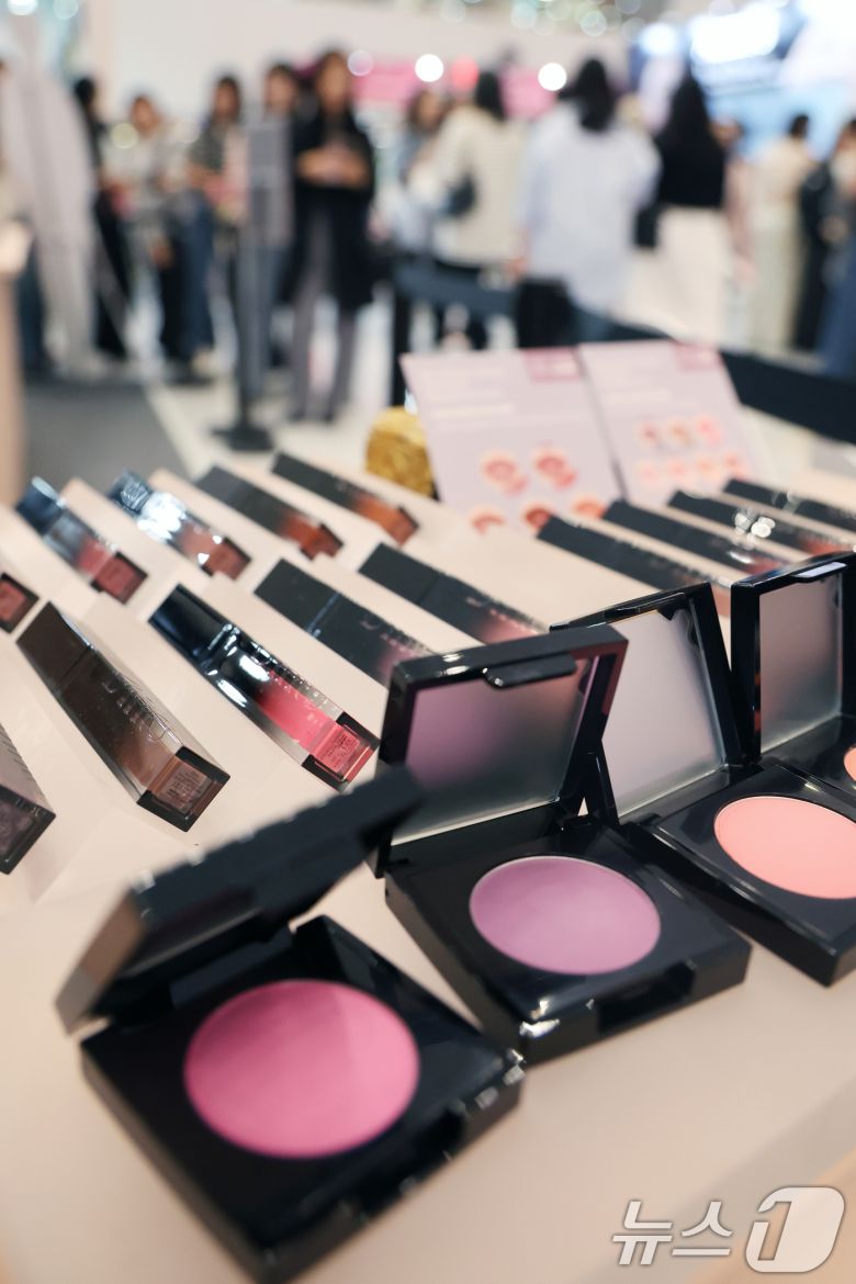 서울 중구 동대문디자인플라자(DDP)에서 열린 '2024 서울뷰티위크'에서 관람객들이 부스를 둘러보고 있다.2024.10.1/뉴스1 ⓒ News1 황기선 기자