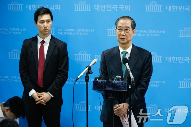 한덕수 전 국무총리가 2일 오전 서울 여의도 국회 소통관에서 '국민께 드리는 약속'을 주제로 제21대 대통령 선거 출마를 선언한 뒤 취재진 질의에 답하고 있다. 2025.5.2/뉴스1 ⓒ News1 안은나 기자