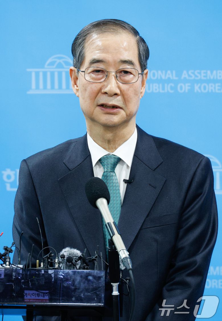 한덕수 전 국무총리가 2일 오전 서울 여의도 국회 소통관에서 '국민께 드리는 약속'을 주제로 제21대 대통령 선거 출마를 선언한 뒤 취재진 질문에 답하고 있다. 2025.5.2/뉴스1 ⓒ News1 안은나 기자