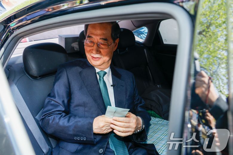 한덕수 전 국무총리가 2일 오전 서울 여의도 국회 소통관에서 '국민께 드리는 약속'을 주제로 제21대 대통령 선거 출마를 선언한 뒤 지지자로부터 편지를 받고 있다. 2025.5.2/뉴스1 ⓒ News1 안은나 기자