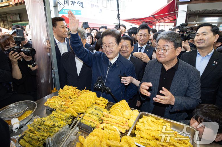 '골목골목 경청투어 : 접경벨트편'에 나선 이재명 더불어민주당 대통령 후보가 2일 오전 강원 철원군 동송전통시장을 찾아 시민들을 향해 인사하고 있다. 2025.5.2/뉴스1 ⓒ News1 이재명 기자