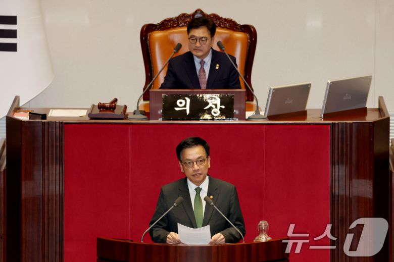 최상목 경제부총리 겸 기획재정부장관이 1일 오후 서울 여의도 국회에서 열린 본회의에서 2025년도 제1회 추가경정예산안이 통과되자 정부측 인사를 하고 있다. 2025.5.1/뉴스1 ⓒ News1 이광호 기자